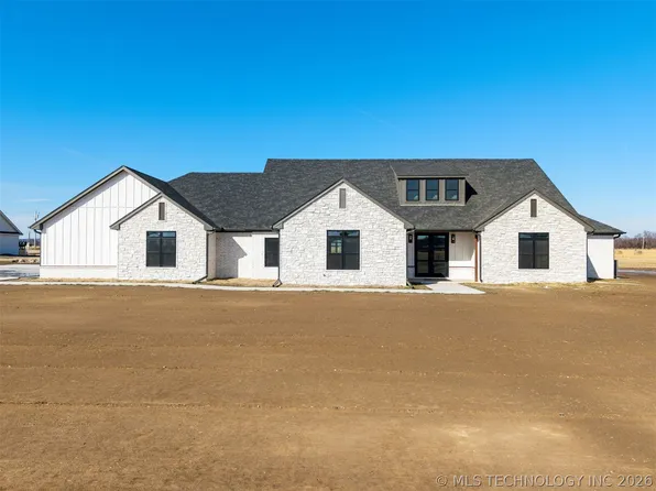 2233 W Drake Rd, Sallisaw, OK 74955