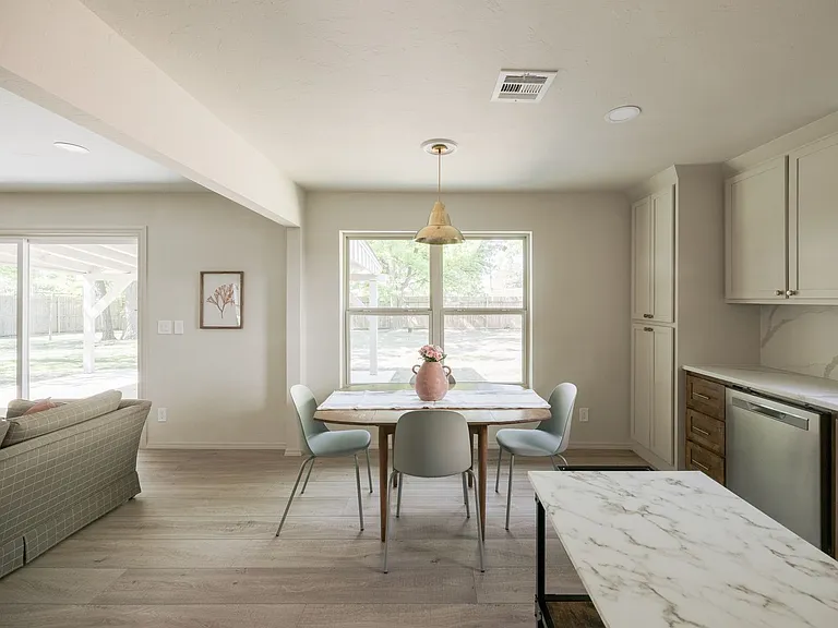 2716 Carlton Way — Photo 15