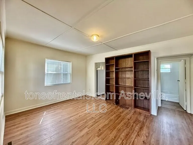 2604 Hendersonville Rd — Photo 2