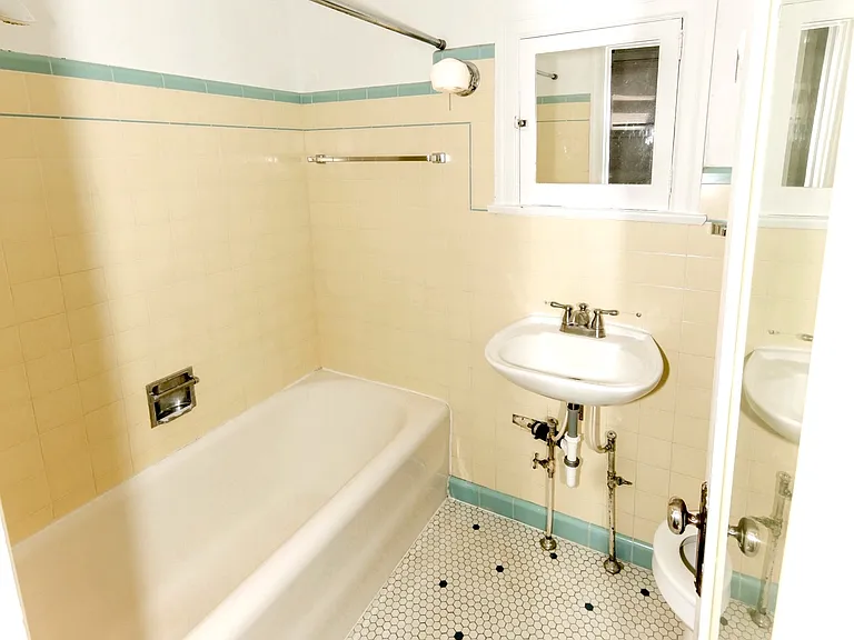 740 E Broadway #B-102 — Photo 11