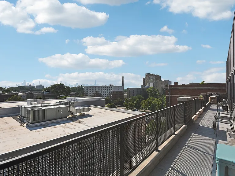 1523 N Western Ave — Photo 23