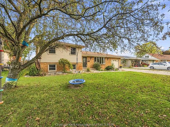 3rd image of 582 Sandra Cres