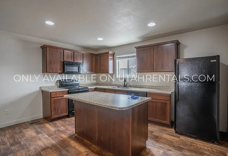 204 N 725 E — Photo 9