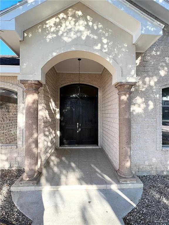 4 bed, 3.0 bath, 2100 sqft, $2,300 — Photo 2
