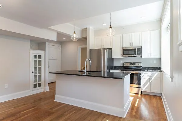 215 E Chestnut St #106 — Photo 4