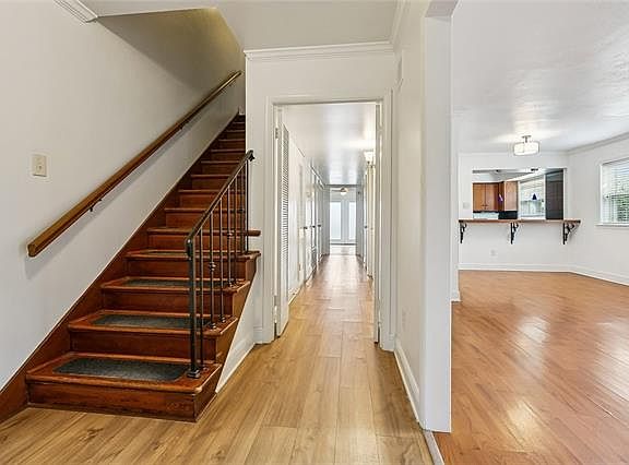 3rd image of 501 Hillary St
