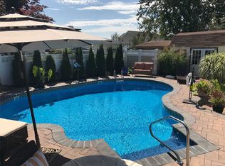95 Schooner Ln, Copiague, NY 11726
