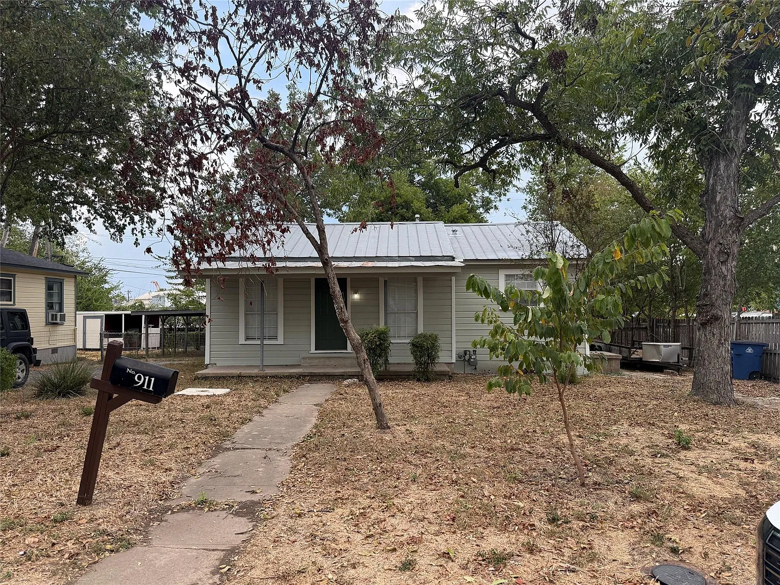 2 bed, 1.0 bath, 1044 sqft, $1,799 — Photo 2