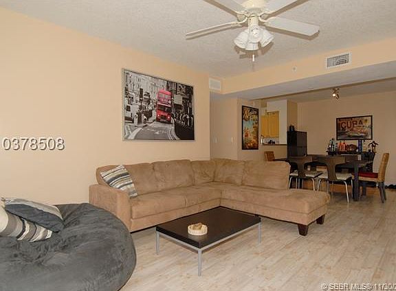4th image of 609 E Sheridan St APT 103