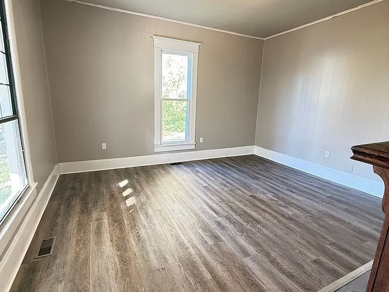 208 Oakland St — Photo 6