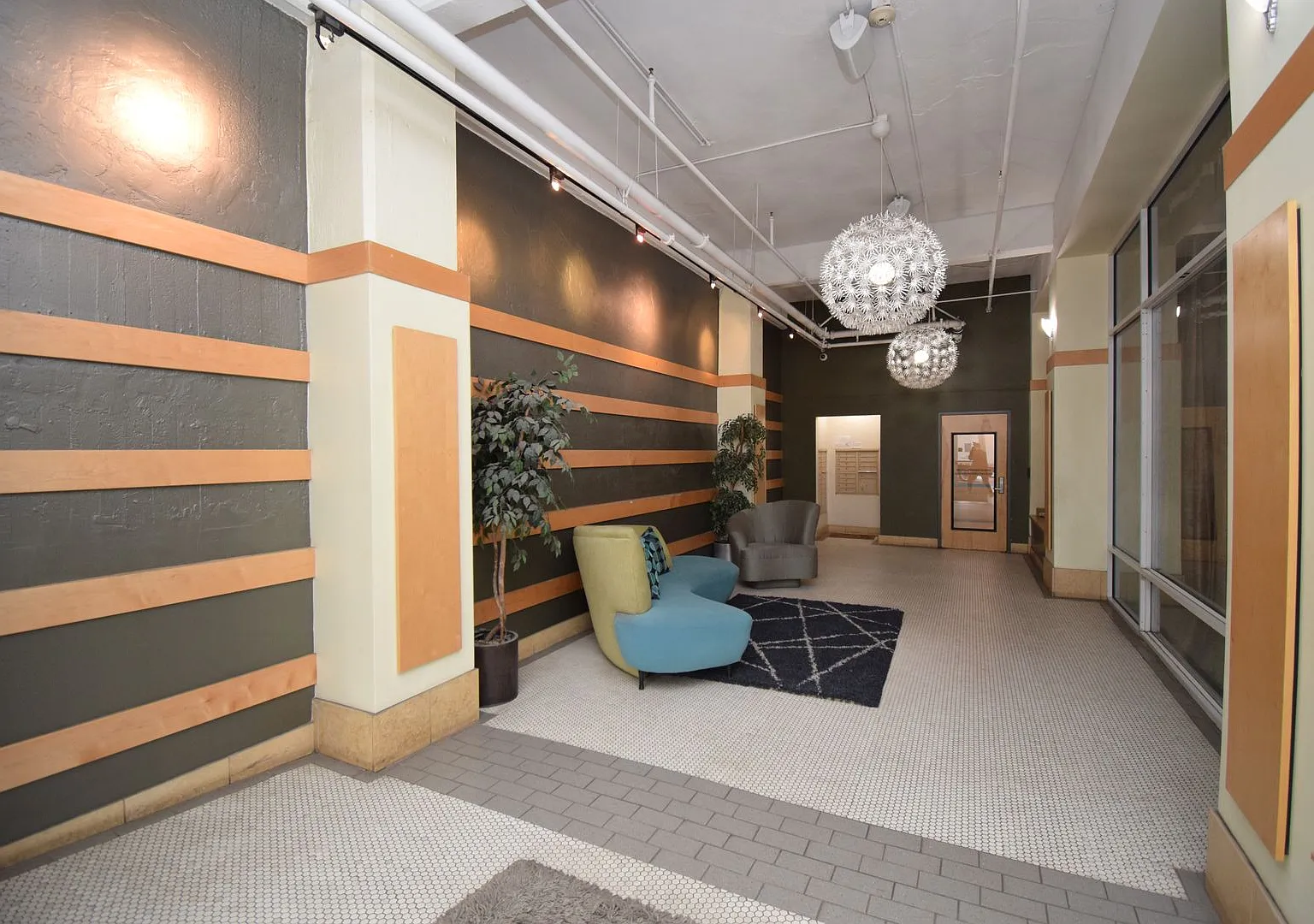 Downtown 2 Bed 1 Bath Loft Condo — Photo 3