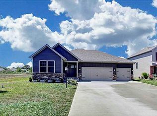 1128 Pond View Dr, Troy, OH 45373