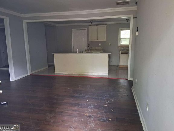 3rd image of 1032 Valley View Rd SE