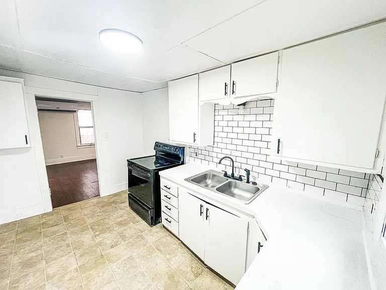 120 E Maple St — Photo 3