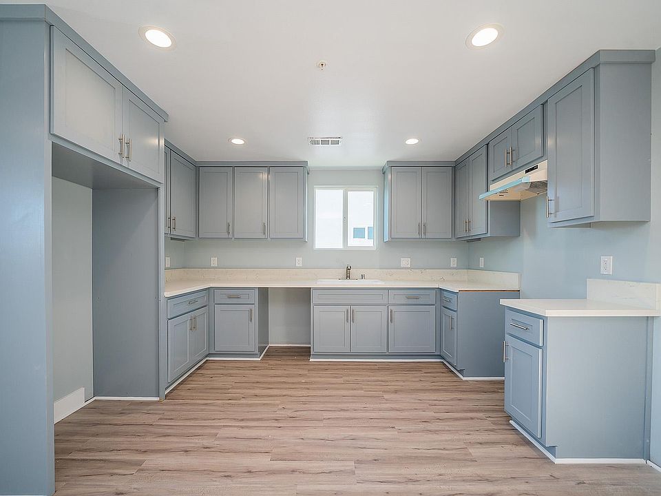 1st image of 824 N Wilmington Blvd