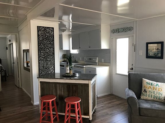 Island & additional seating
