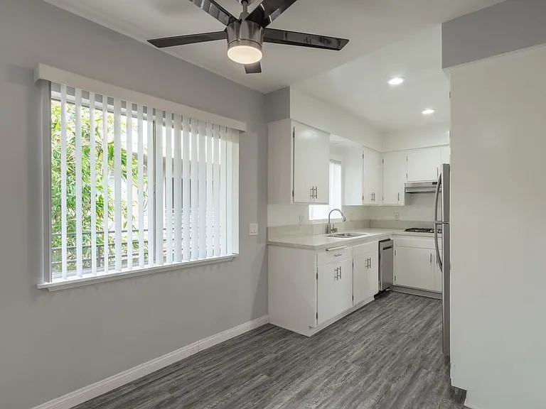1527 Yale St #6 — Photo 11