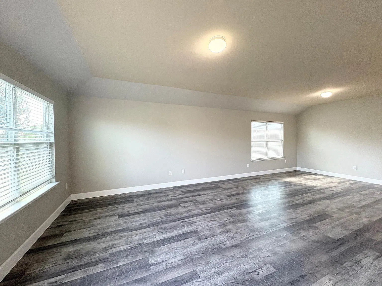 4 bed, 2.0 bath, 2029 sqft, $1,900 — Photo 4