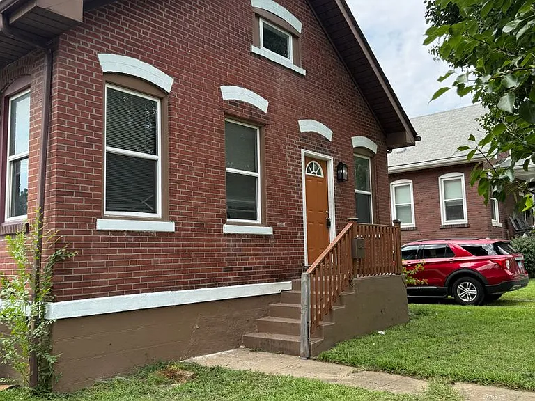 452 Whitelaw Ave — Photo 1