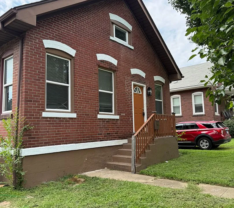 452 Whitelaw Ave