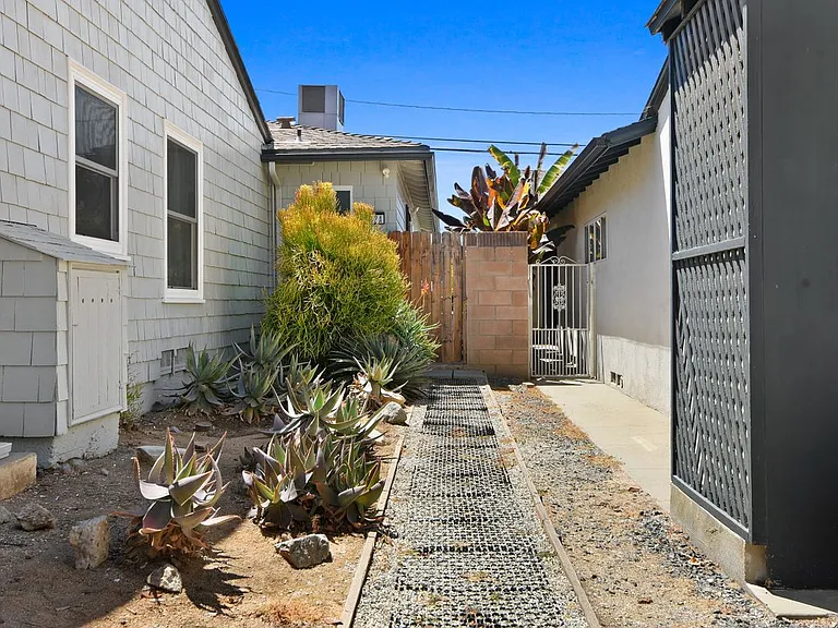 642 W Terrylynn Pl #A — Photo 17