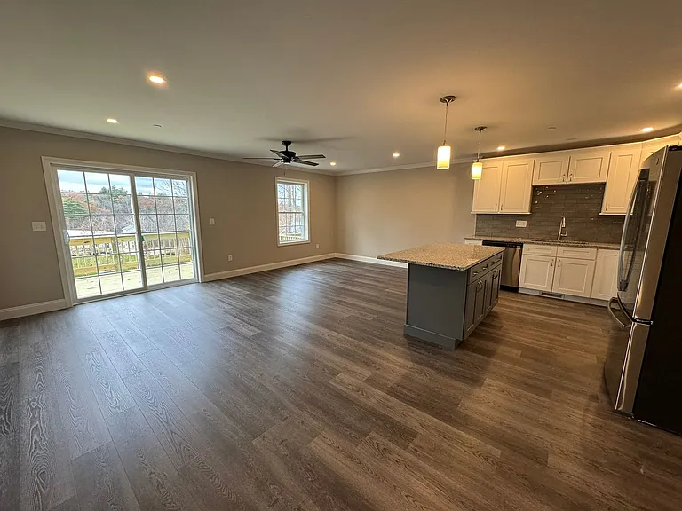 108 Mammoth Rd #B — Photo 3
