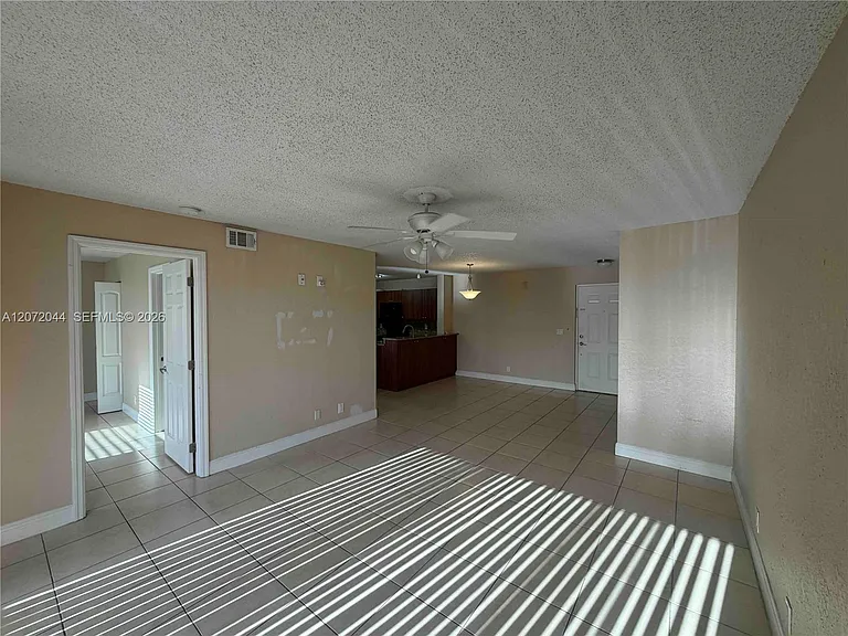 5701 Riverside Dr #204B6 — Photo 8