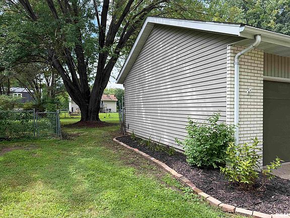 3rd image of 318 Meadow Dr