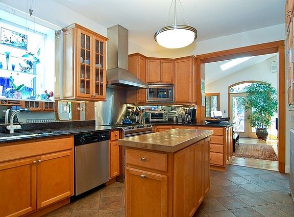 5th image of 2334 W Farragut Ave