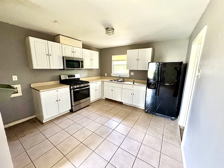 122 Chesley Dr — Photo 3