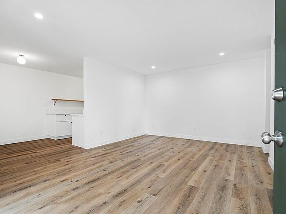 3rd image of 15432 Gault St #Abvyfnerz
