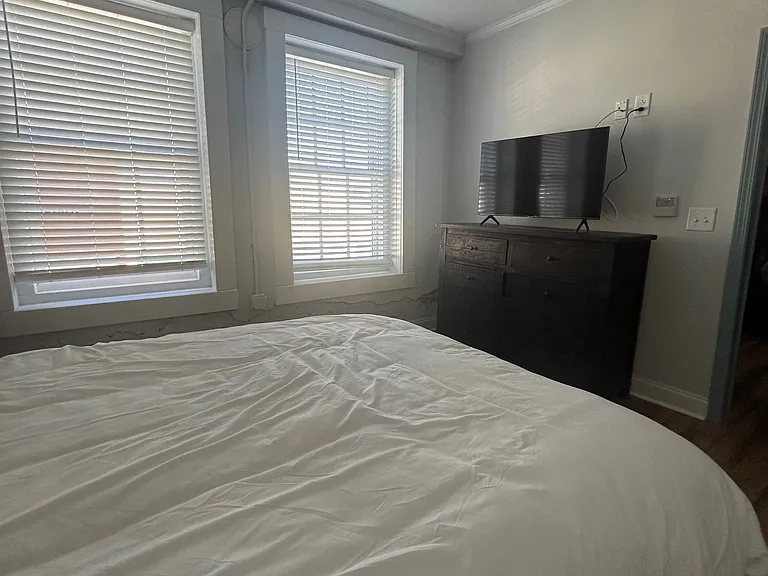 300 Laurel St #2 — Photo 11