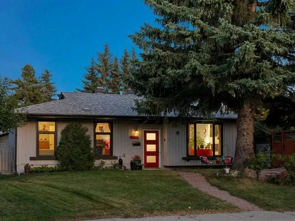 224 NW Cedarbrae Cres SW, Calgary, AB T2W 1Y4