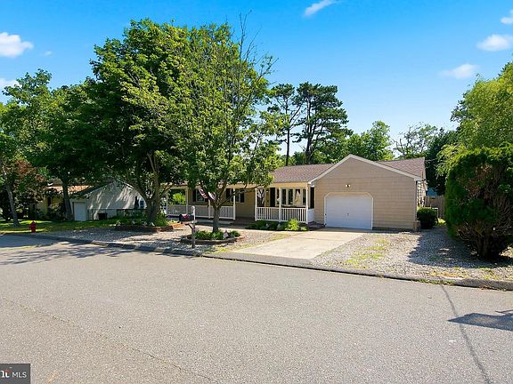 4th image of 2090 Crestwood Dr
