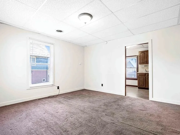 410 E Grove St — Photo 14