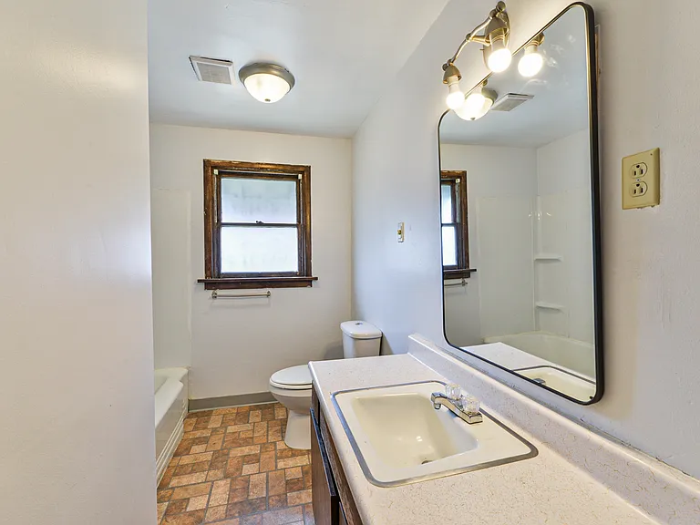 4702 N Post St — Photo 5