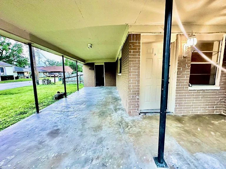 320 S Avenue F — Photo 2