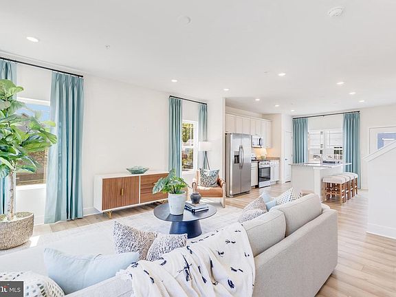 5th image of 1800 Watermark Way