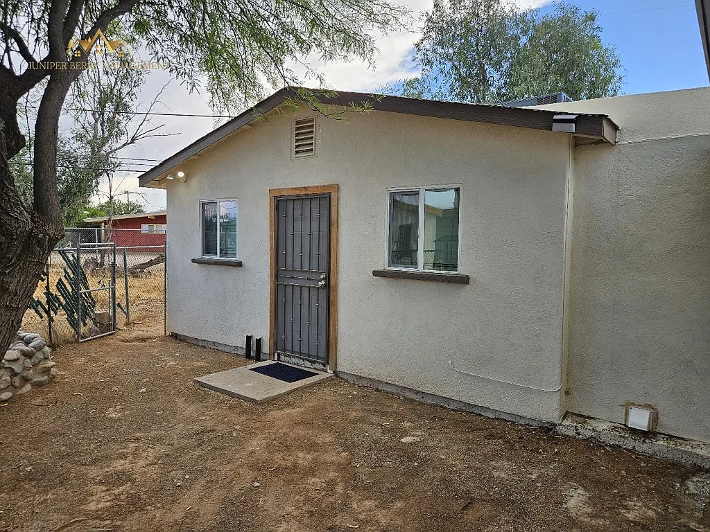 Beautiful Furnished Arizona-Style Casita | Private Entrance | Utilities Included | $1,100/Month — Photo 2
