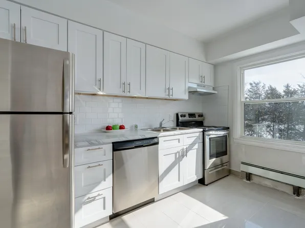 Bedford Court, 186 Thames St, Chatham Kent, ON N7L 1S4