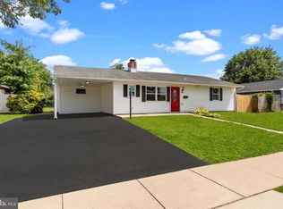 30 Poplar Ln, Levittown, PA 19054