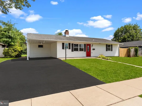 30 Poplar Ln, Levittown, PA 19054