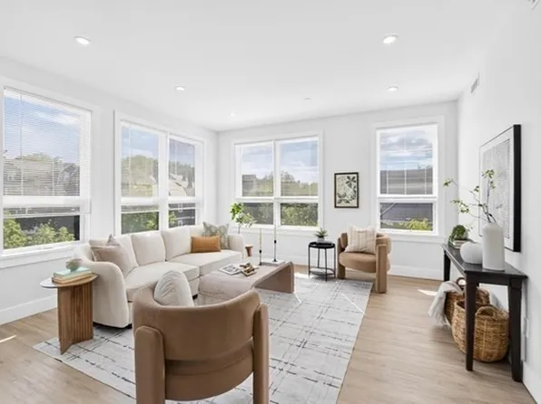 1246 Broadway #3, Somerville, MA 02144