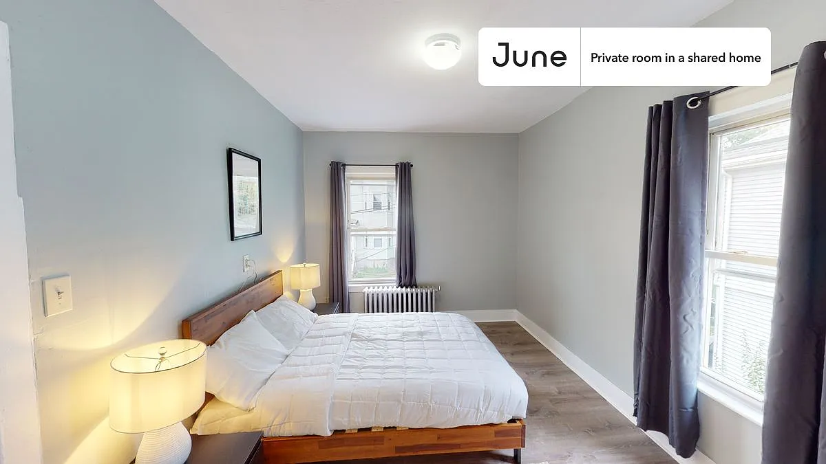 Full bedroom in 7 bed/2 bath home in Allston #1505 E — Photo 1