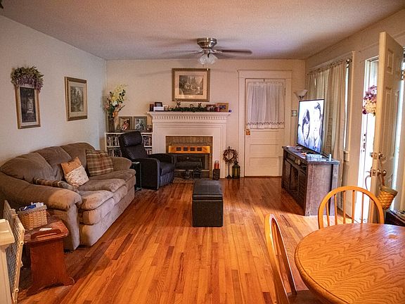 4th image of 717 Laurel Ave E