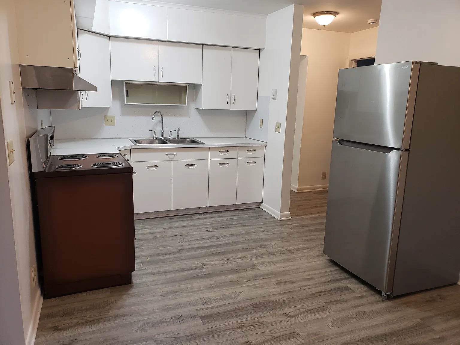 Spacious 2bd 1br W/ New Floors In Desirable Location Near Golf Course — Photo 4