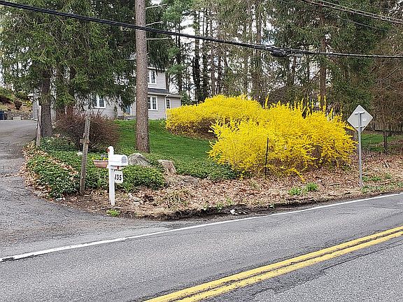3rd image of 135 Armonk Rd