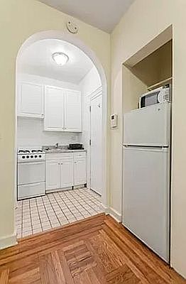 4th image of 167 E 33rd St APT 3