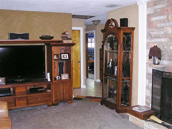 2nd image of 3433 Idylwilde Blvd