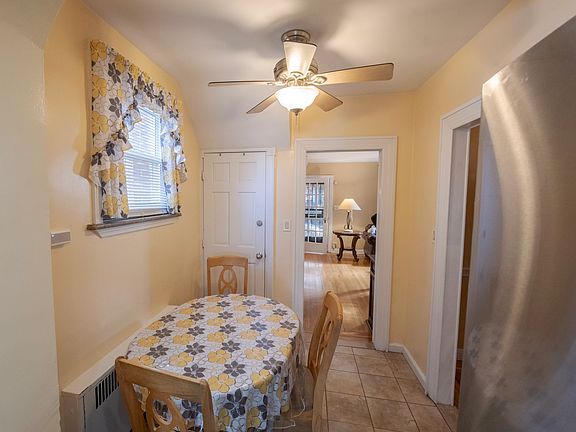4th image of 2537 Fenton Ave